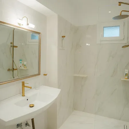 Casa Bianca Luxury Lakefront 2br 2ba *